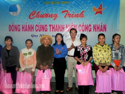 Chị Nguyễn Thị Phong Vũ –  Chủ tịch Hội LHTN Việt Nam tỉnh trao cho  quà cho các thanh niên công nhân có hoàn cảnh khó khăn